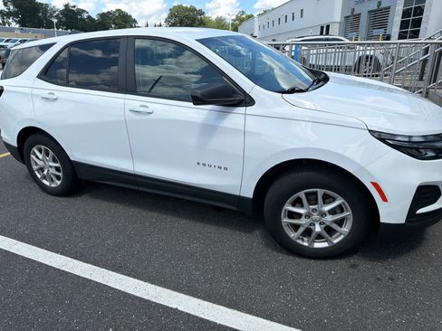 Certified 2024 Chevrolet Equinox LS w/ LS Convenience Package AWD/4WD image 3