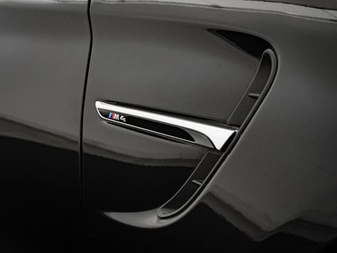 Used 2018 BMW M4 Convertible image 18