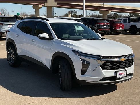 Used 2025 Chevrolet Trax LT image 4