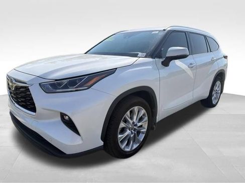 Used 2021 Toyota Highlander Limited AWD/4WD image 2