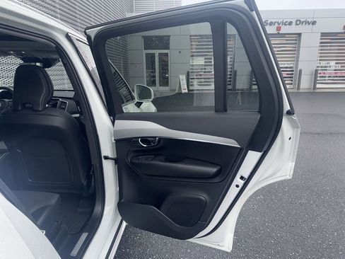 Used 2022 Volvo XC90 T5 Momentum w/ Climate Package image 12