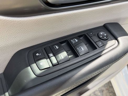 Used 2023 Chrysler Pacifica Touring-L FWD image 5