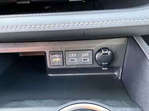 Used 2023 Toyota Highlander XLE FWD image 16