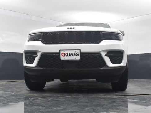 New 2025 Jeep Grand Cherokee Altitude image 40