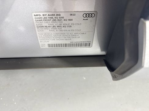 Used 2022 Audi e-tron Premium w/ Convenience Plus Package AWD/4WD image 39