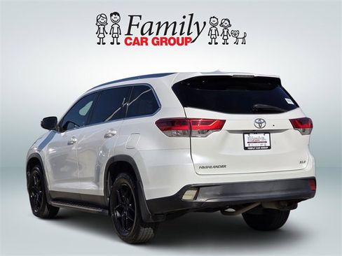 Used 2019 Toyota Highlander XLE image 3