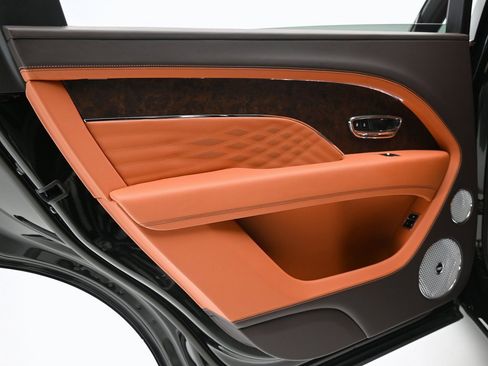 Certified 2025 Bentley Bentayga Extended Wheelbase image 33