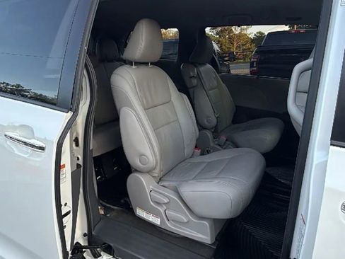 Used 2016 Toyota Sienna XLE image 11