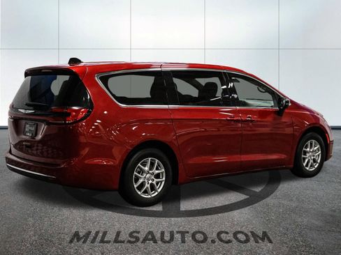 Used 2025 Chrysler Pacifica Select FWD image 8