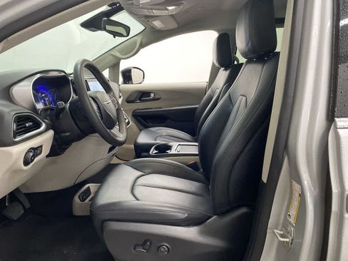 Used 2024 Chrysler Pacifica Touring-L image 12