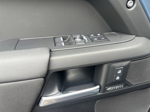 Used 2025 Land Rover Defender 90 X-Dynamic SE image 27