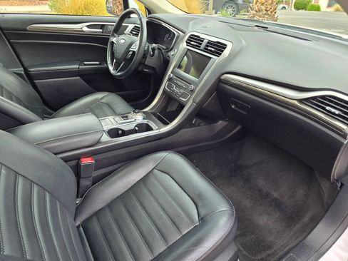 Used 2018 Ford Fusion SE w/ Fusion SE Technology Package FWD image 11