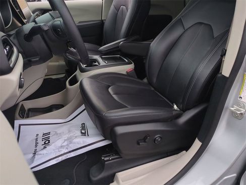Used 2024 Chrysler Pacifica Touring-L image 19