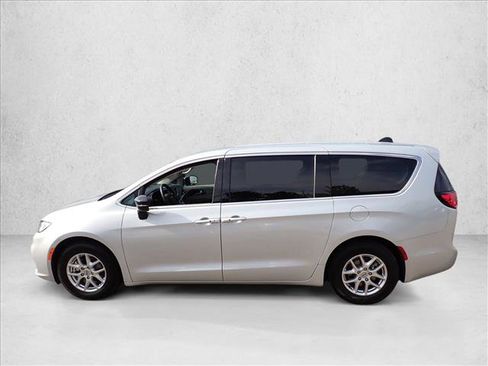 Used 2024 Chrysler Pacifica Touring-L FWD image 2