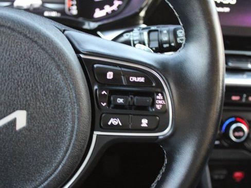 Used 2022 Kia Niro EX Premium image 11