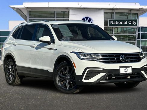 Certified 2022 Volkswagen Tiguan SE w/ Panoramic Sunroof Package image 2