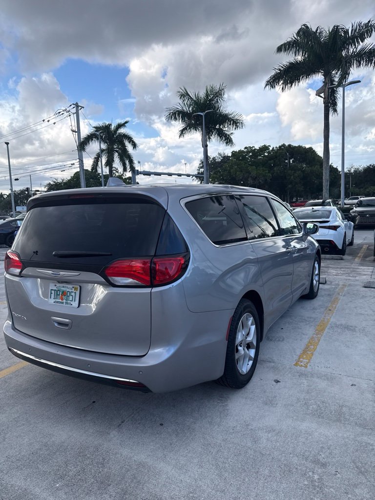 Used 2018 Chrysler Pacifica Touring Plus w/ Tire & Wheel Group FWD image 7