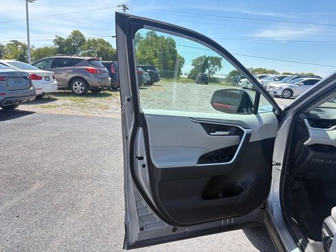 Used 2021 Toyota RAV4 XLE w/ Convenience Package AWD/4WD image 16