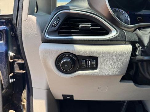 Used 2017 Chrysler Pacifica Touring-L Plus w/ Advanced Safetytec Group FWD image 23