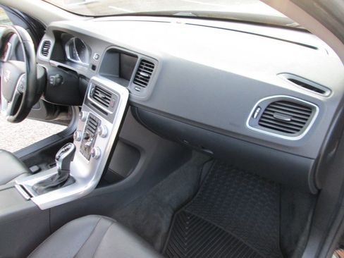 Used 2017 Volvo V60 T5 Premier w/ Convenience Package image 51