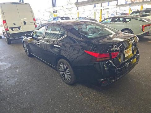Used 2025 Nissan Altima 2.5 SV FWD image 13
