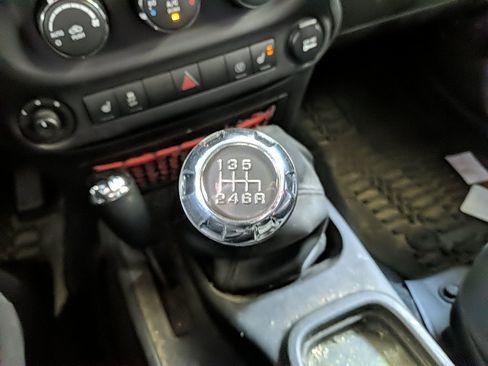 Used 2017 Jeep Wrangler Unlimited Rubicon AWD/4WD image 18