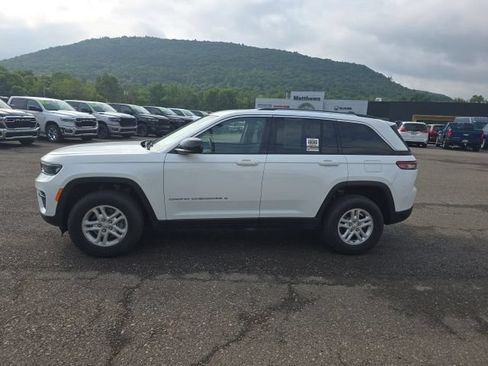 Used 2023 Jeep Grand Cherokee Laredo AWD/4WD image 4