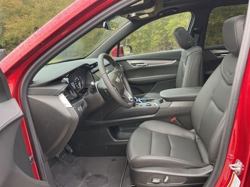 New 2025 Cadillac XT6 Luxury image 17