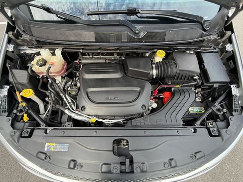 Used 2019 Chrysler Pacifica Touring-L FWD image 53