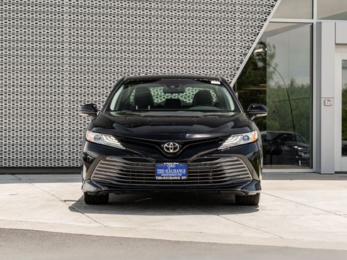 Used 2018 Toyota Camry XLE FWD image 30