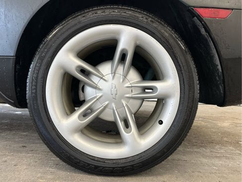 Used 2004 Chevrolet SSR w/ Preferred Equipment Group image 9