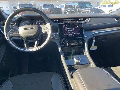 New 2025 Jeep Grand Cherokee Altitude image 17