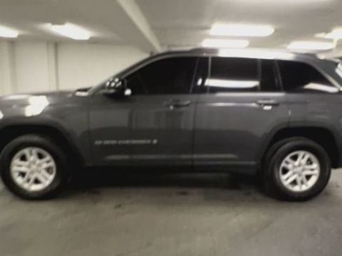 Used 2024 Jeep Grand Cherokee Laredo image 5