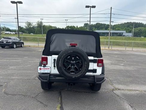 Used 2013 Jeep Wrangler Unlimited Sahara AWD/4WD image 7