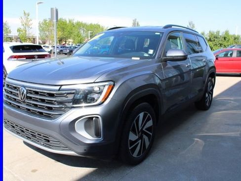 Used 2025 Volkswagen Atlas SE AWD/4WD image 3