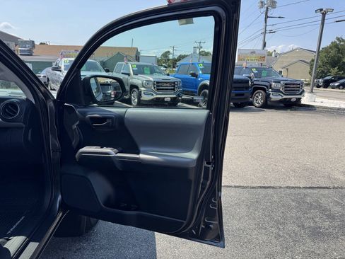 Used 2018 Toyota Tacoma SR5 AWD/4WD image 37
