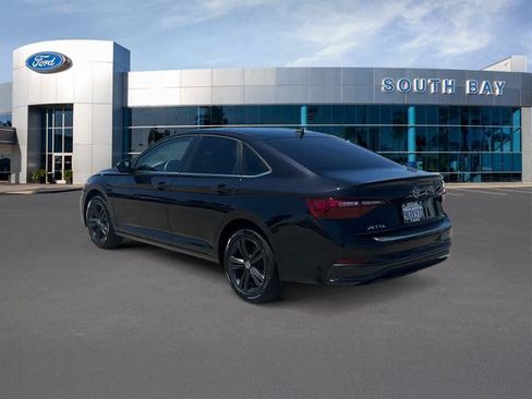 Used 2023 Volkswagen Jetta SE FWD image 3