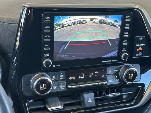 Used 2022 Toyota Highlander LE FWD image 19