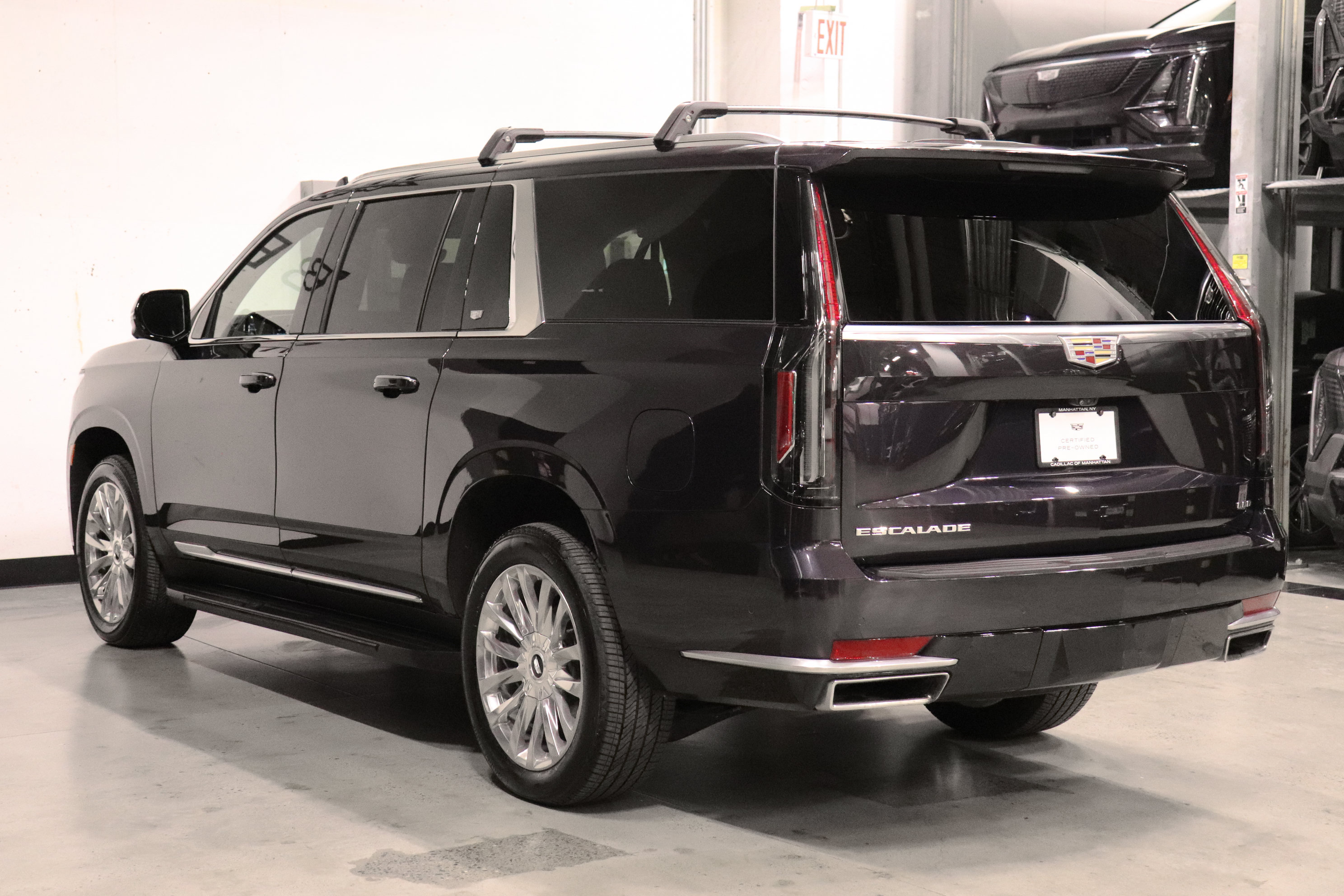 Certified 2023 Cadillac Escalade ESV Premium Luxury AWD/4WD image 3