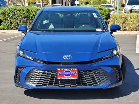 Used 2025 Toyota Camry SE image 3