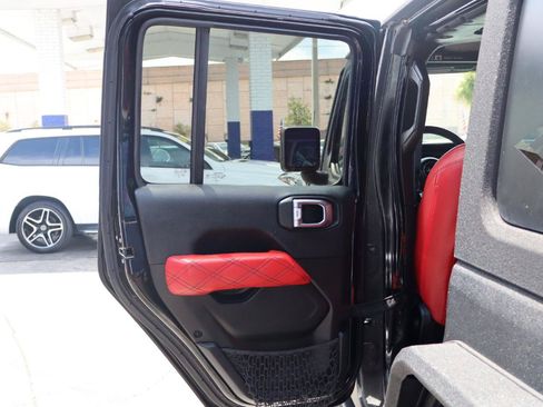 Used 2018 Jeep Wrangler Unlimited Sahara w/ Uconnect 4C Nav & Sound Group AWD/4WD image 15