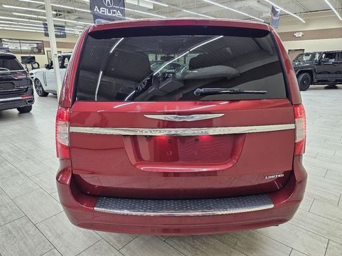 Used 2013 Chrysler Town & Country Limited w/ Luxury Group FWD image 7