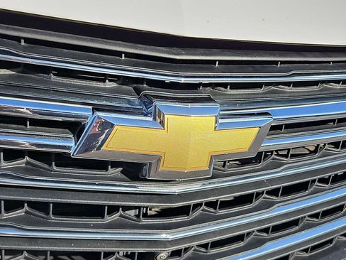 Used 2023 Chevrolet Traverse LT image 12