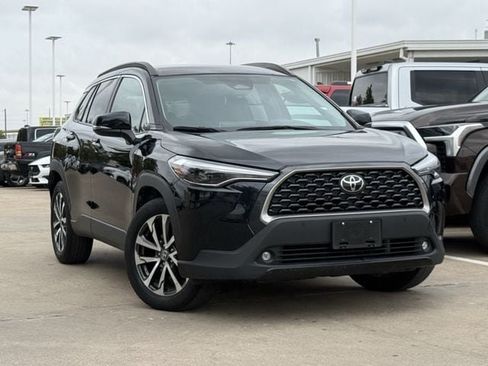 Used 2025 Toyota Corolla Cross XLE FWD image 1
