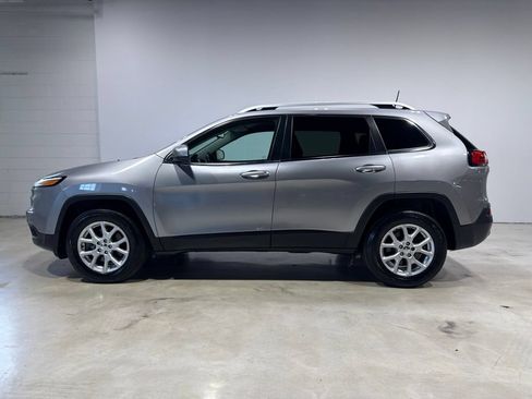 Used 2018 Jeep Cherokee Latitude w/ Cold Weather Group AWD/4WD image 4