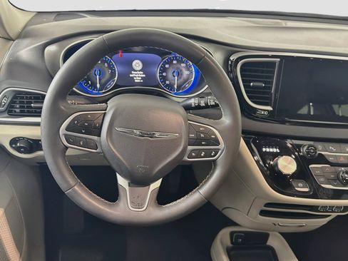 Used 2024 Chrysler Pacifica Touring-L FWD image 17