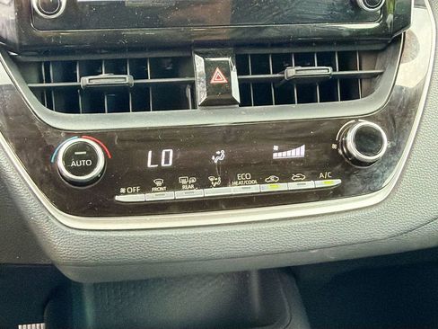 Used 2020 Toyota Corolla LE FWD image 29