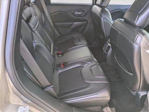 Used 2019 Jeep Cherokee Latitude Plus w/ Comfort/Convenience Group image 19