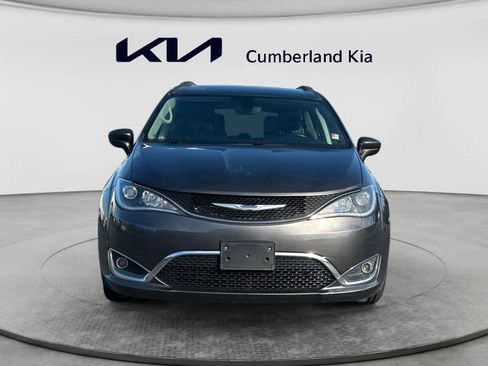Used 2020 Chrysler Pacifica Touring-L w/ Tire & Wheel Group FWD image 8