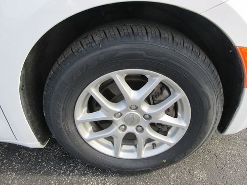 Used 2020 Chrysler Pacifica Touring-L image 9